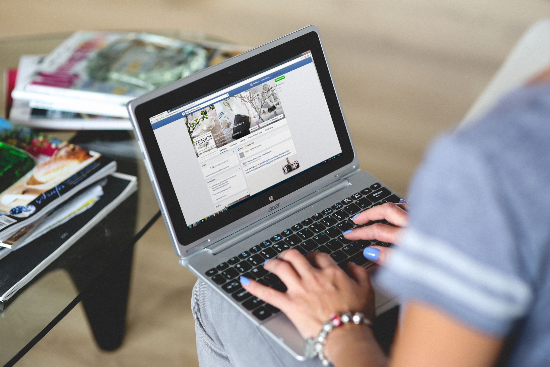 Women on facebook by Karolina