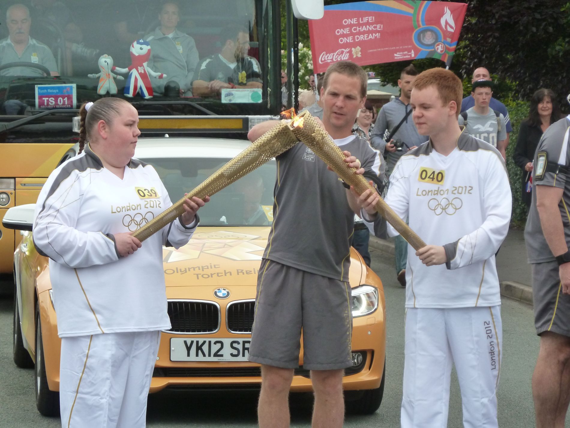 2012 Olympic Torch Burscough changeover by Worm That Turned via Wikimedia Commons