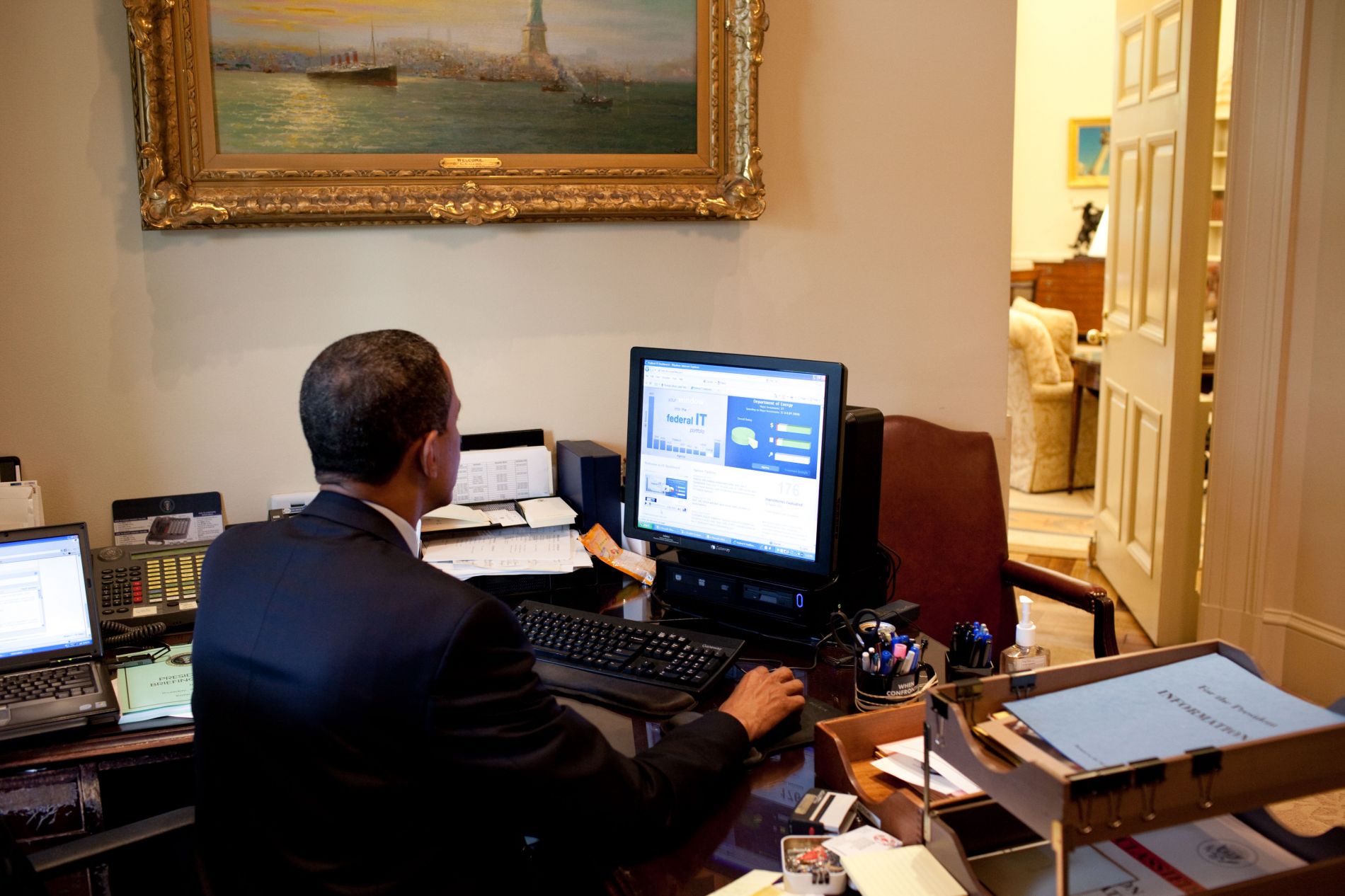 Obama testing the Federal Government IT Dashboard by Pete Souza via Wikimedia Commons