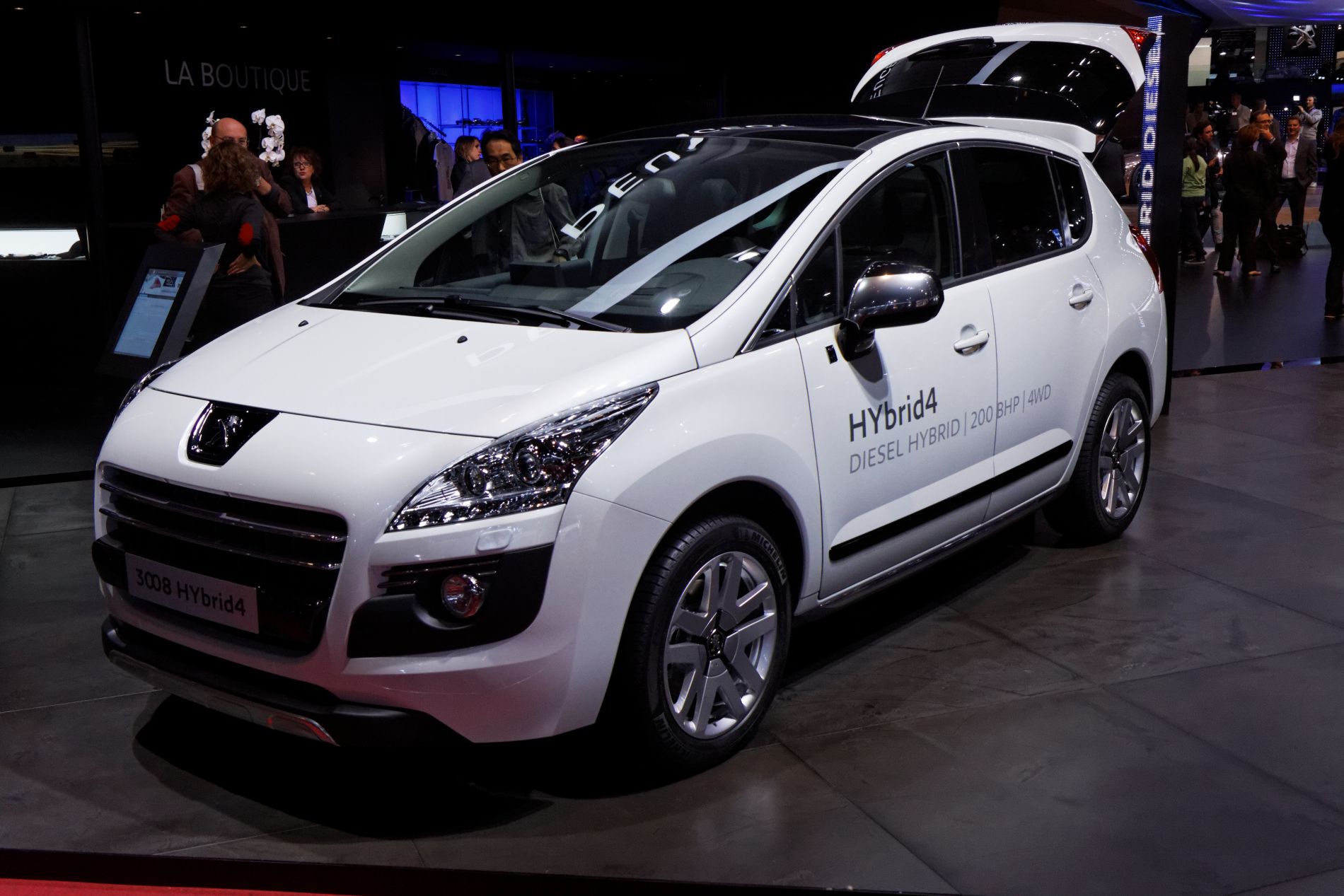 Peugeot - 3008 Hybrid 4 by Thesupermat via Wikimedia Commons