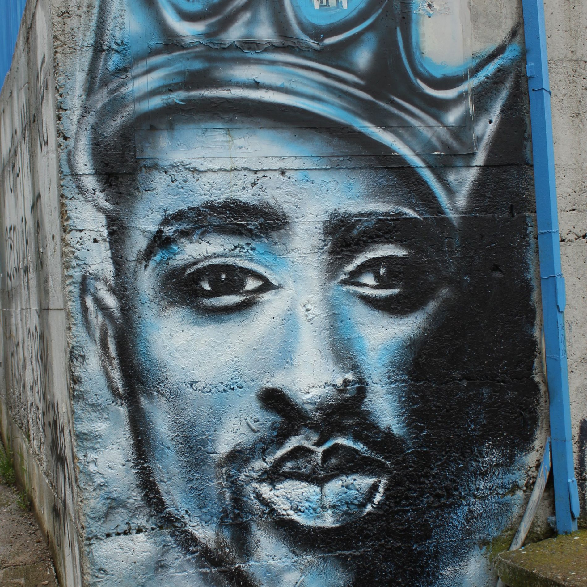 Tupac grafitti, Vlasotince, Serbia by Чигот via Wikimedia Commons