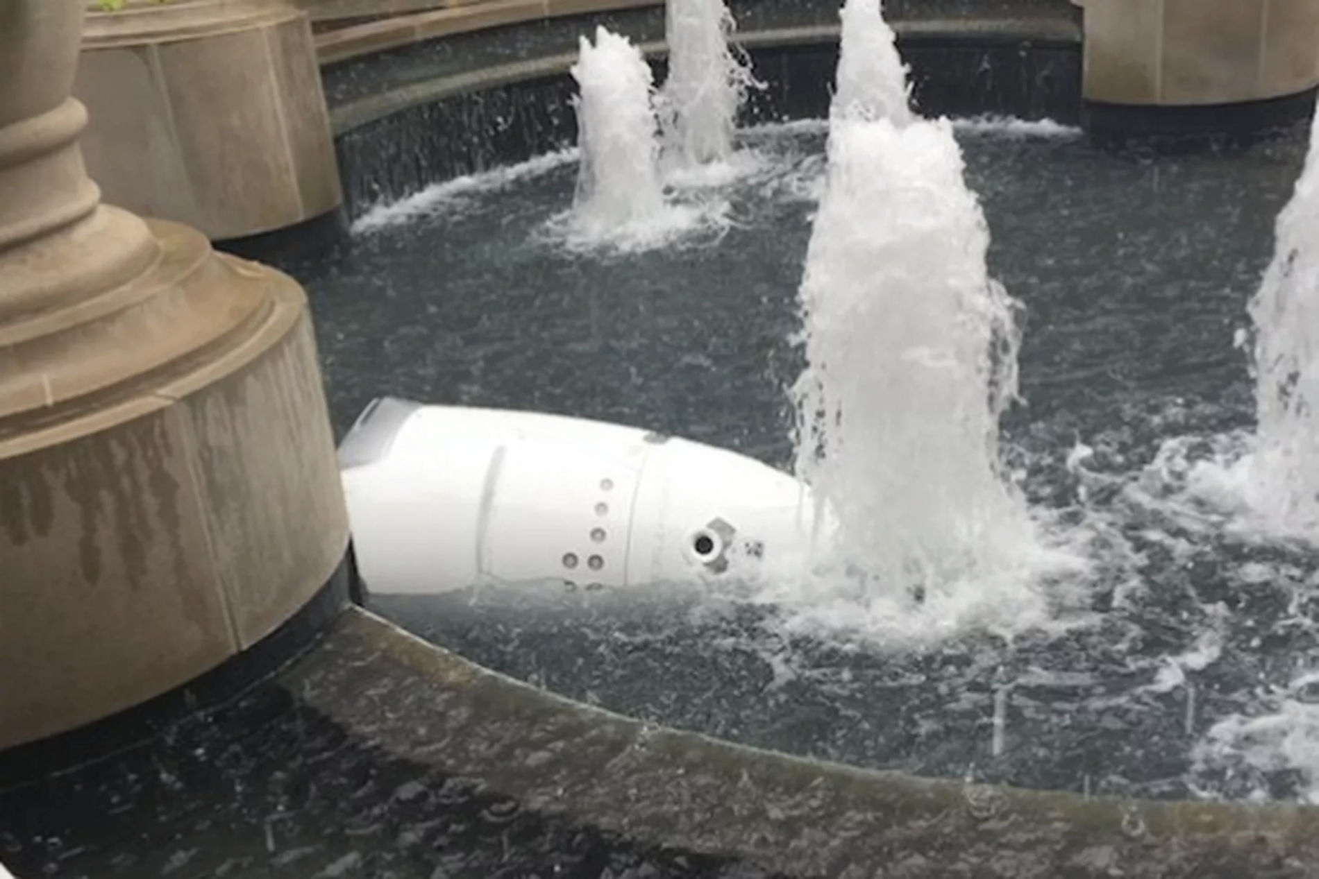 Robot Drowns via gregpinelo