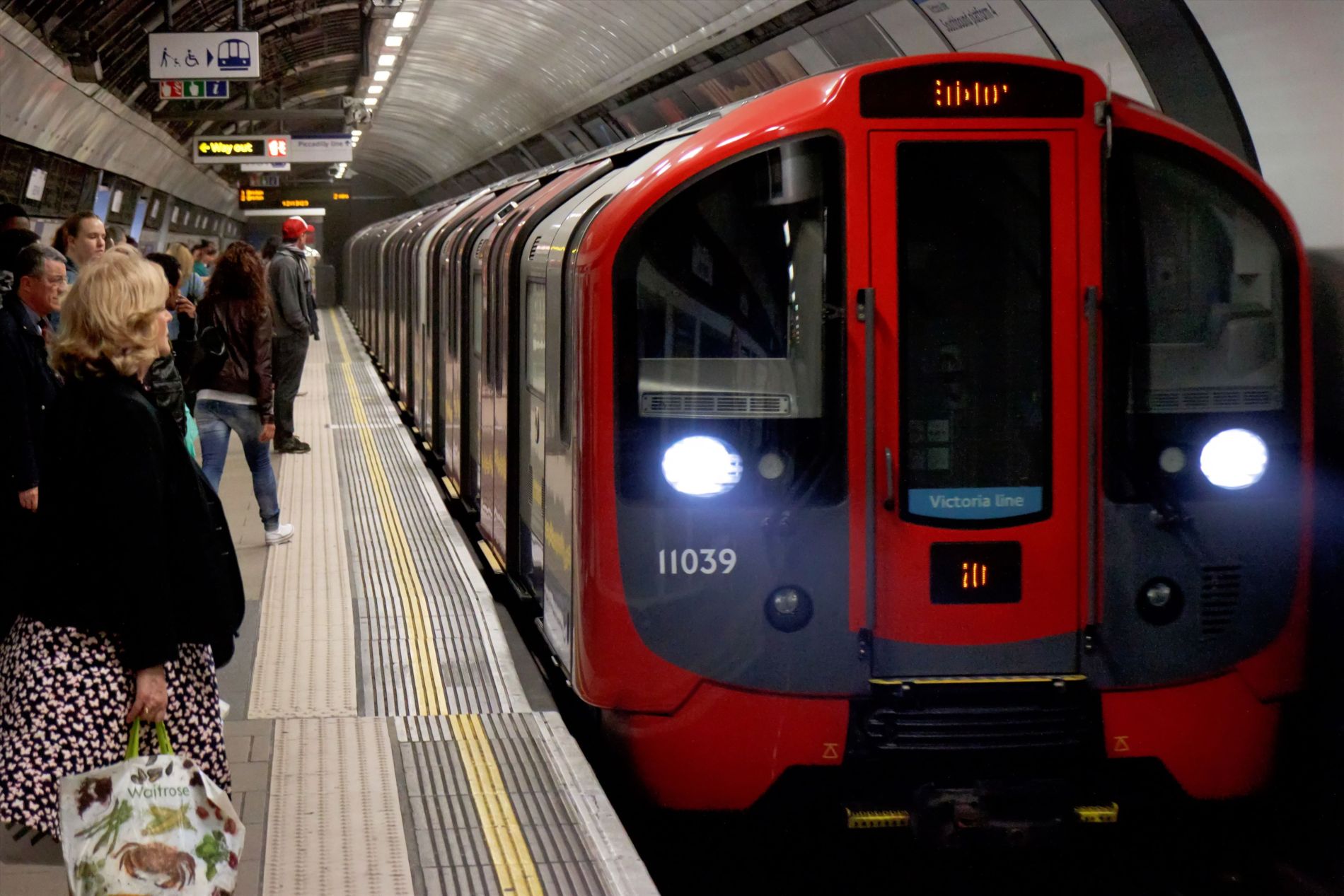 London Underground 2009 Stock by Tom Page via Wikimedia Commons